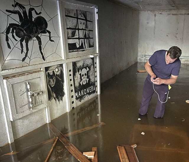 Вход в найденную под Петербургом подземную тюрьму с крематорием закопали