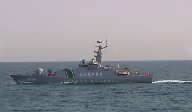 К приезду Гурбангулы Бердымухамедова в воинскую часть военно-морских сил Туркменистана для моряков построили бутафорский корабль