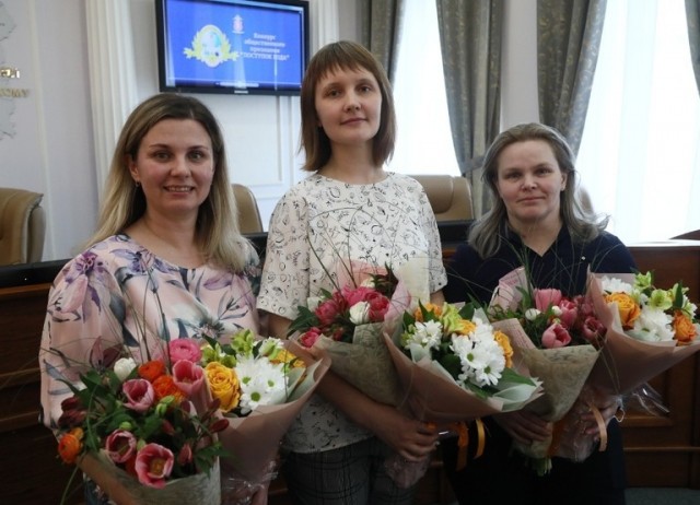 Воспитательниц детсада в Красноярске наградили за задержание вооруженной девушки