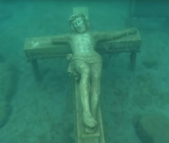 Несколько жутких мест и предметов, найденных на глубине озёр и морей