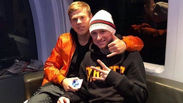 Сегодня 8 октября прошло ровно 4 года, как Пашка и Сашка отходили стулом чиновника Минпромторга Пака в Кофемании