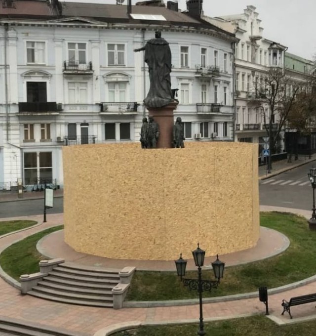 Памятник Екатерине II в Одессе обнесли забором.