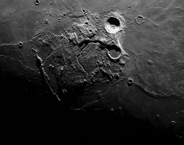 NASA опубликовало детализированные фотографии Луны, сделанные космическим кораблем Orion
