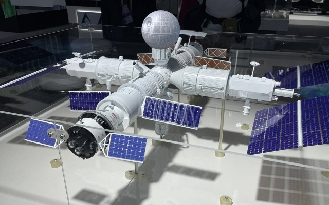 Роскосмос показал макеты космической обсерватории «Спектр-РГ» и Российской орбитальной станции