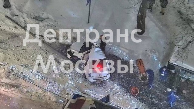На Перовском шоссе в Москве легковушка влетела в столб и сбила человека, стоявшего на остановке