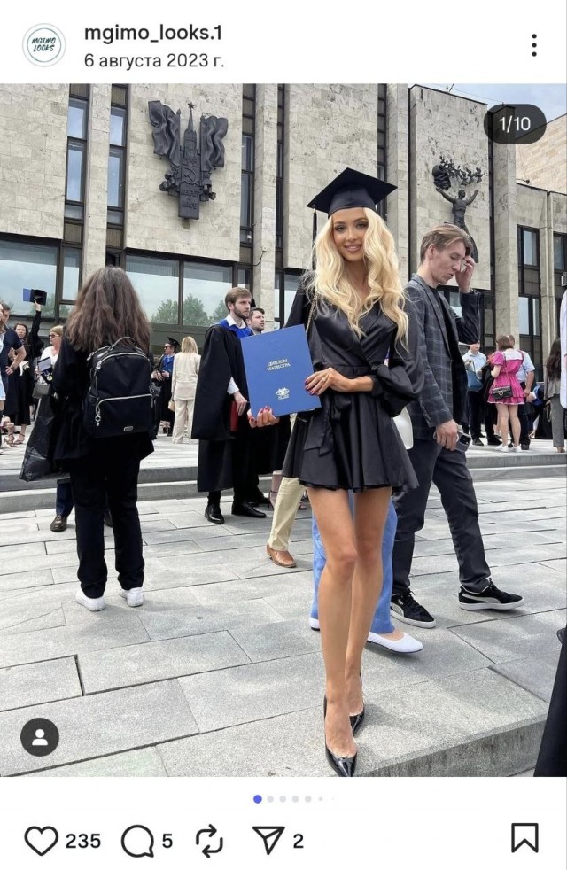 Обычные студентки МГИМО.