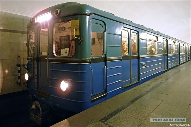 Годзилла пришла в Москву за подарками.