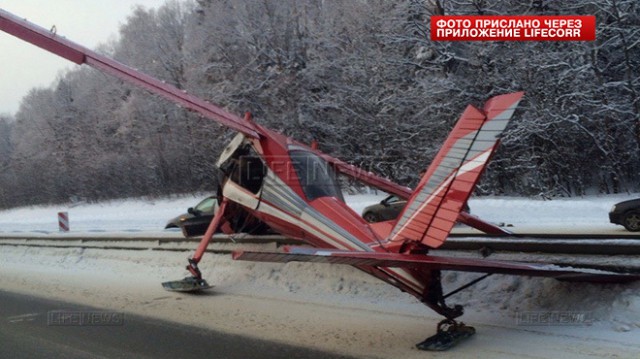 Легкомоторный самолет совершил жесткую посадку на Ярославском шоссе в Подмосковье