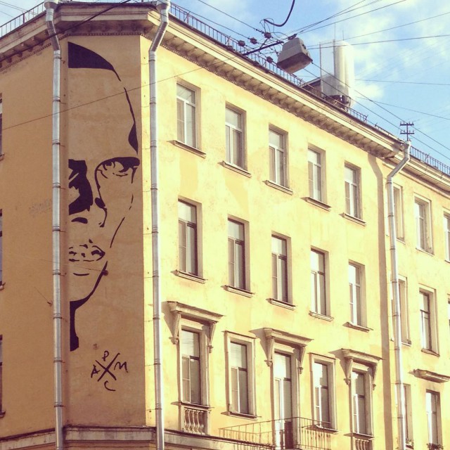 На стене дома Хармса в Петербурге появилось граффити с его портретом