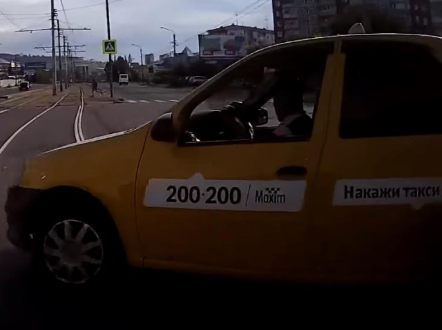 Трамвай наказывает таксиста второрядника