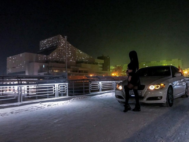 Мажорка на BMW заехала на вантовый пешеходный мост в Красноярске ради лайков