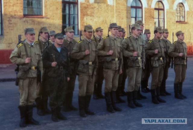 В ночь со вторника рязанские курсанты-десантники оставили свои погоны у монумента Маргелову