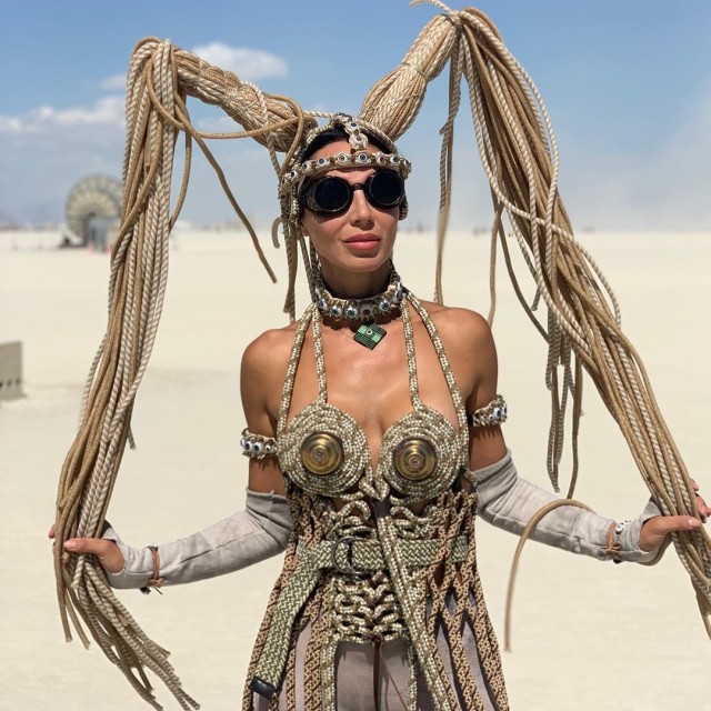 Девушки фестиваля Burning Man-2019