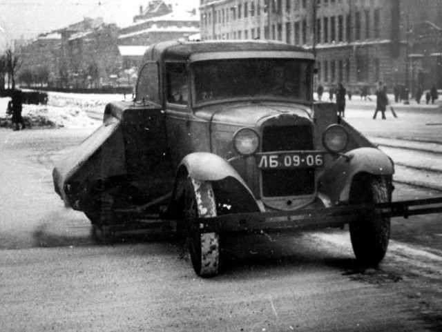 «Подметалки» и «поливалки»: история коммунальных машин прошлых лет