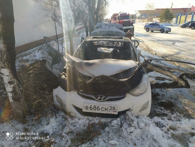 В Благовещенске женщина заехала на АЗС и залила бензин в канистру в салоне. Через несколько минут топливо взорвалось