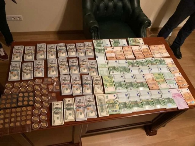 Сотрудников одной из петербургских поликлиник поймали на выдаче справок об инвалидности за взятки