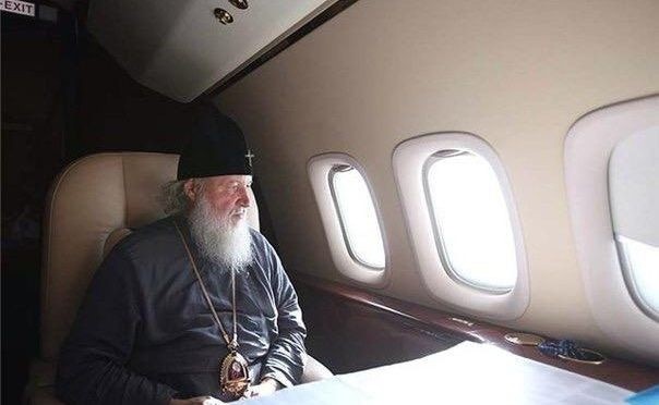 Все ждут, когда Кирилл сядет. Не принимает земля...