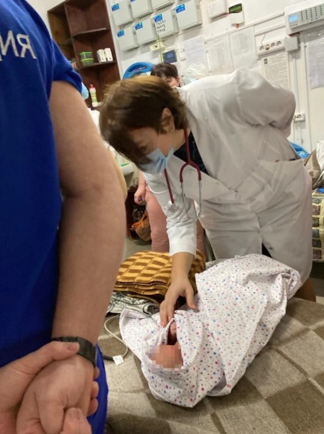 «Из коробки кто-то пищал»: подростки спасли младенца, выкинутого в мороз на трассе
