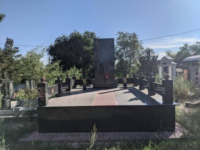 Цыгане строят свои могилы на могилах сотрудников МВД