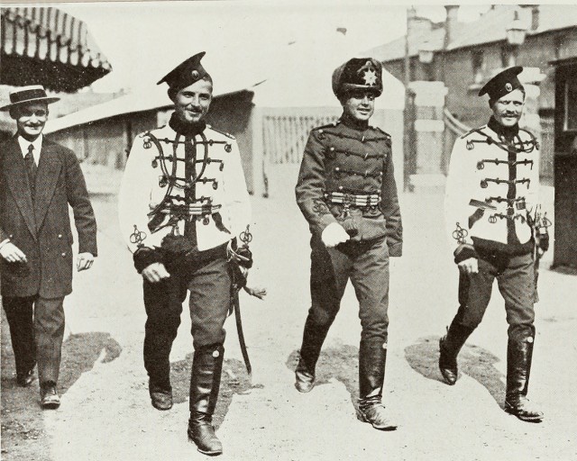 16 архивных фотографий из прошлого, показывающих исторические моменты с неожиданной стороны