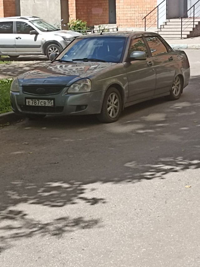 Машину странную заметел во дворе.