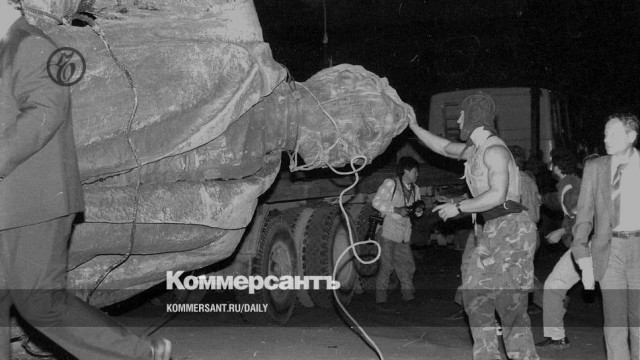 Вернуть Дзержинского на Лубянку предложил уже и  депутат Мосгордумы Николай Зубрилин.