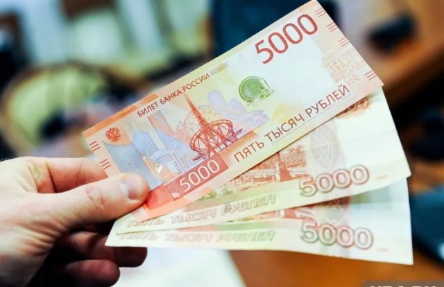 Почти половина россиян считают достойной зарплатой 200- 500 тысяч рублей