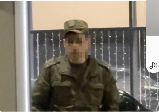 «Был в неадекватном состоянии». В Тюмени мужчина в военной форме напал на ехавшее авто