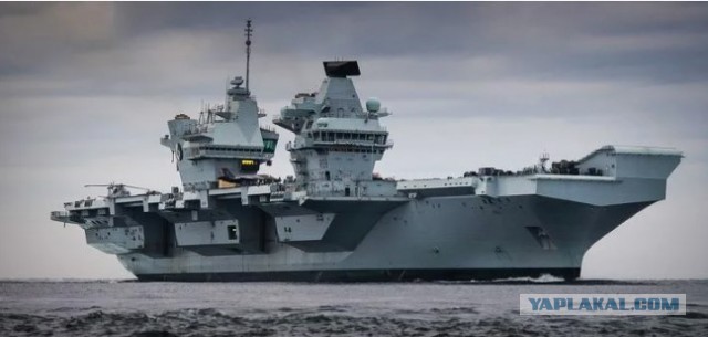 Британский авианосец Queen Elizabeth вошел в Суэцкий канал