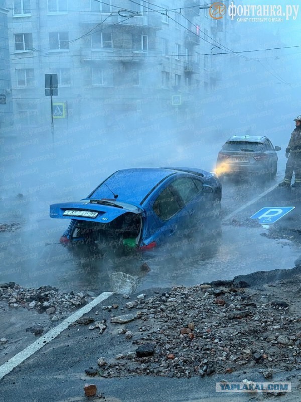 В Петербурге автомобиль ушёл под землю из-за прорыва трубы с горячей водой на Советской улице