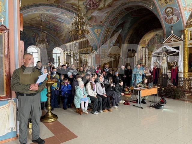 Подростки с автоматами выступили в православном храме