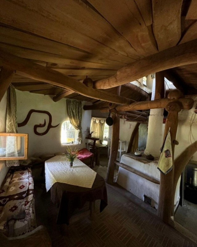 В Краснодарском крае продают дом хоббитов за ₽2,8 млн.