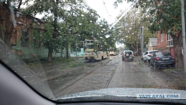 В Ростовской области бушует ураган