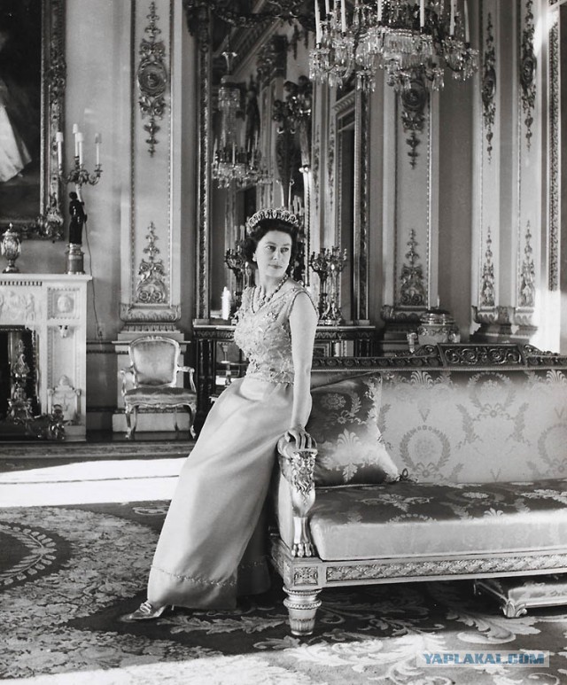 Фотожаба: "Королева Великобритании Елизавета II зашла в супермаркет"