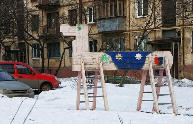 18 странных скульптур на детских площадках, которые невозможно забыть