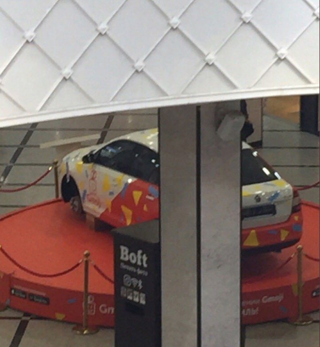 В торговом центре Екатеринбурга неизвестные сняли колеса с рекламной машины и оставили стоять её на кирпичах