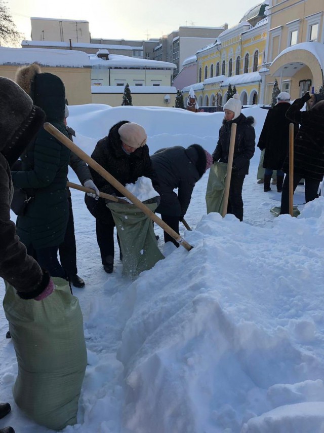 Саратовских учителей выгнали на мороз собирать снег в мешки