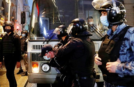 После акции протеста на Пушкинской площади в Москве начались задержания