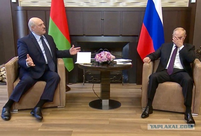Демонстранты в Минске начали строить баррикады на проезжей части.