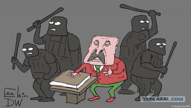 Силовики в Минске применили водометы для разгона протестующих