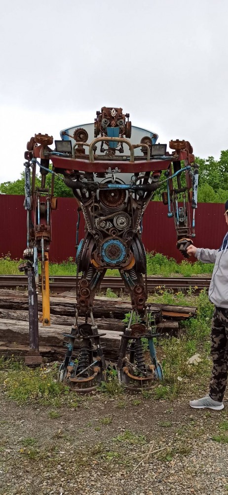Автомеханики из Донецка собрали огромных роботов из старых машин. Самый большой из них в высоту 15 метров и весит целых 4 тонны