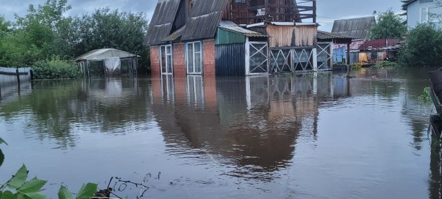 В Челябинске начали водосброс на дамбе
