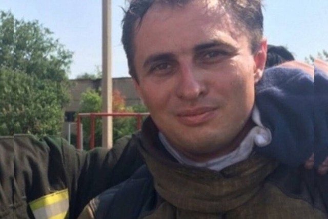 В Оренбурге пожарный в последний момент снял с карниза 8-летнего мальчика, который уже не мог терпеть жара и едкого дыма, вырывавшегося из горящей квартиры