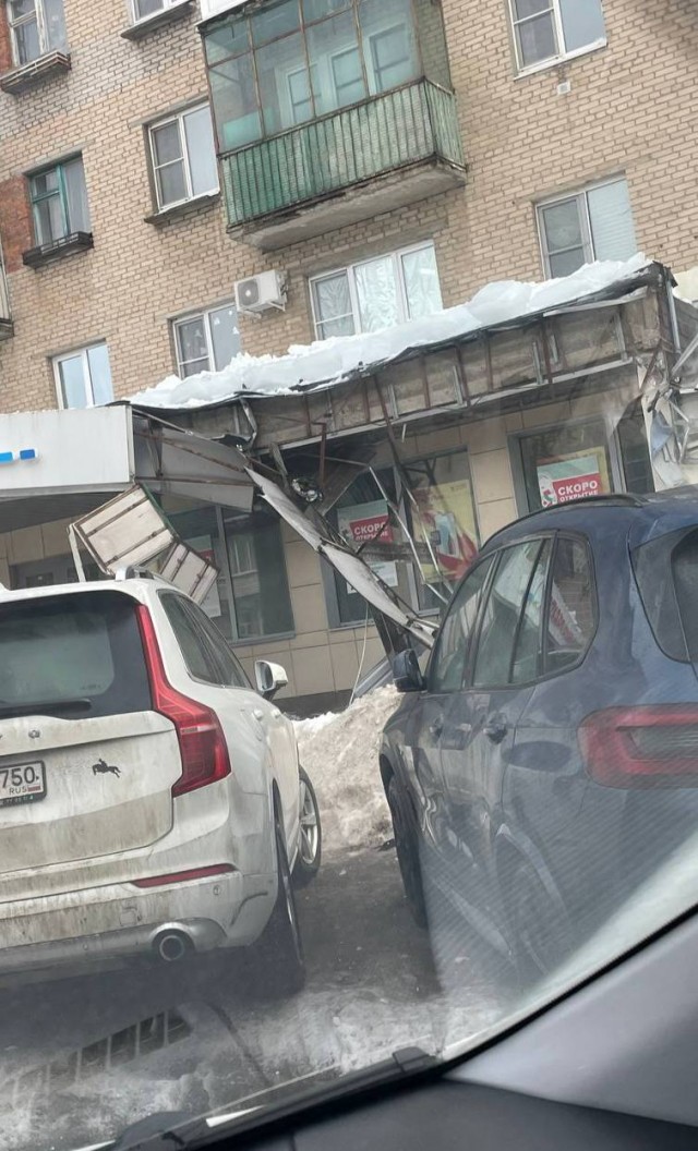 В Жуковском огромные ледяные глыбы разбили козырек на первом этаже
