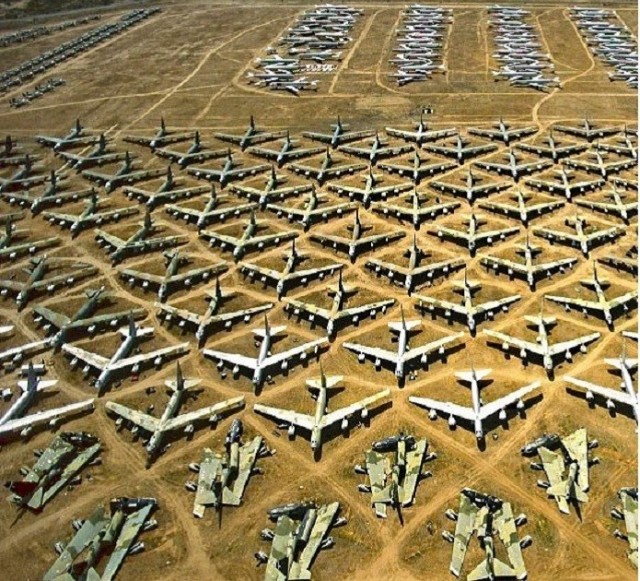 Американский стратегический бомбардировщик B-52 Stratofortress разбился на военно-воздушной базе Эдвардс в штате Калифорния.