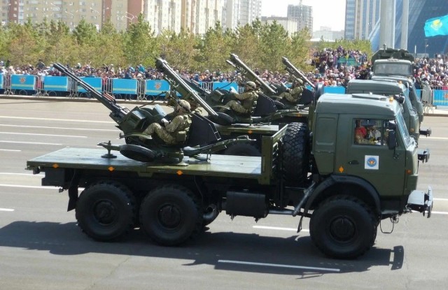На базе Нивы создали спецавтомобиль для защиты НПЗ. Цена суперновинки — 3,1 млн рублей