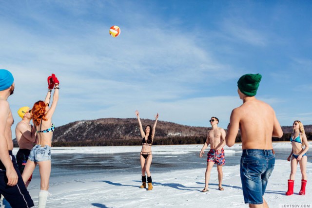 На Байкале устроили вечеринку в купальниках при температуре -20°С