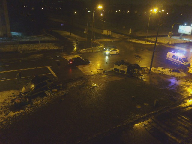 Смертельное ДТП: В Петербурге столкнулись Мерседес с Минивэном, 3 человека погибли