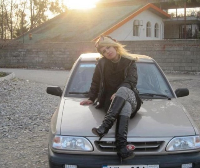 Давай я тебя ещё вот в этой позе сфоткаю