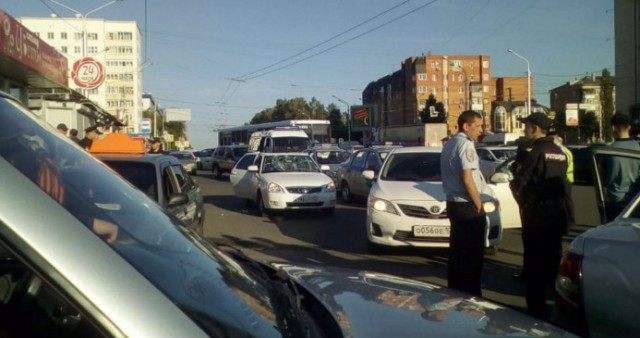 В Уфе неизвестный открыл стрельбу по машине с людьми